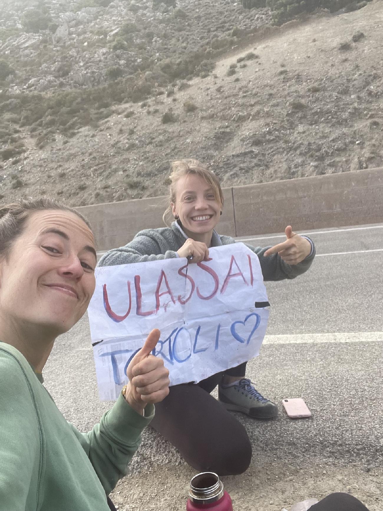 Solveig Korherr, Hôtel Supramonte, Sardaigne - Luisa Deubzer et Solveig Korherr en auto-stop jusqu'à Ulassai en Sardaigne