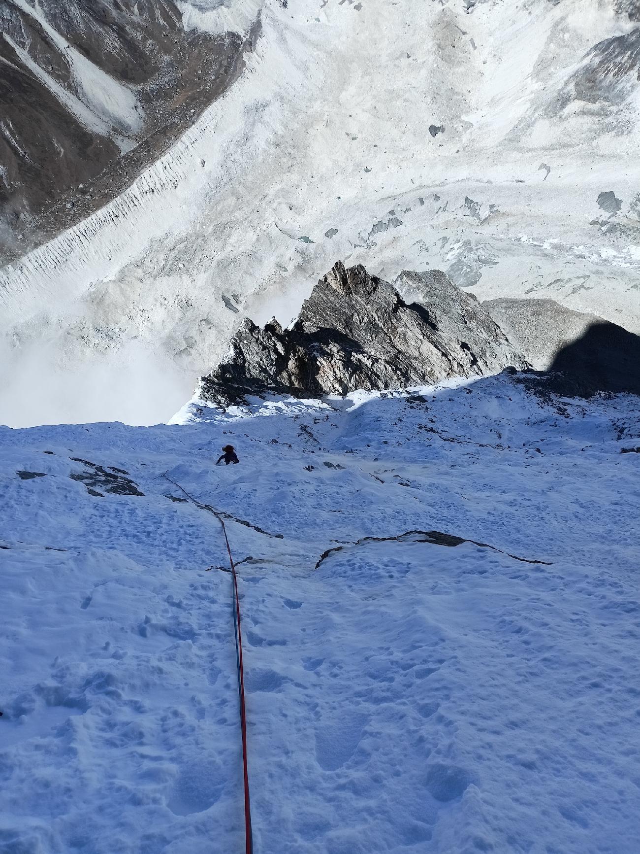 Chobutse, Népal, Wadim Jabłoński, Maciej Kimel - Wadim Jabłoński et Maciej Kimel réalisent la première ascension du « Just Breathe » (M5 VI4 R/X 1600m) à Chobutse, Népal (14-18/10/2023)