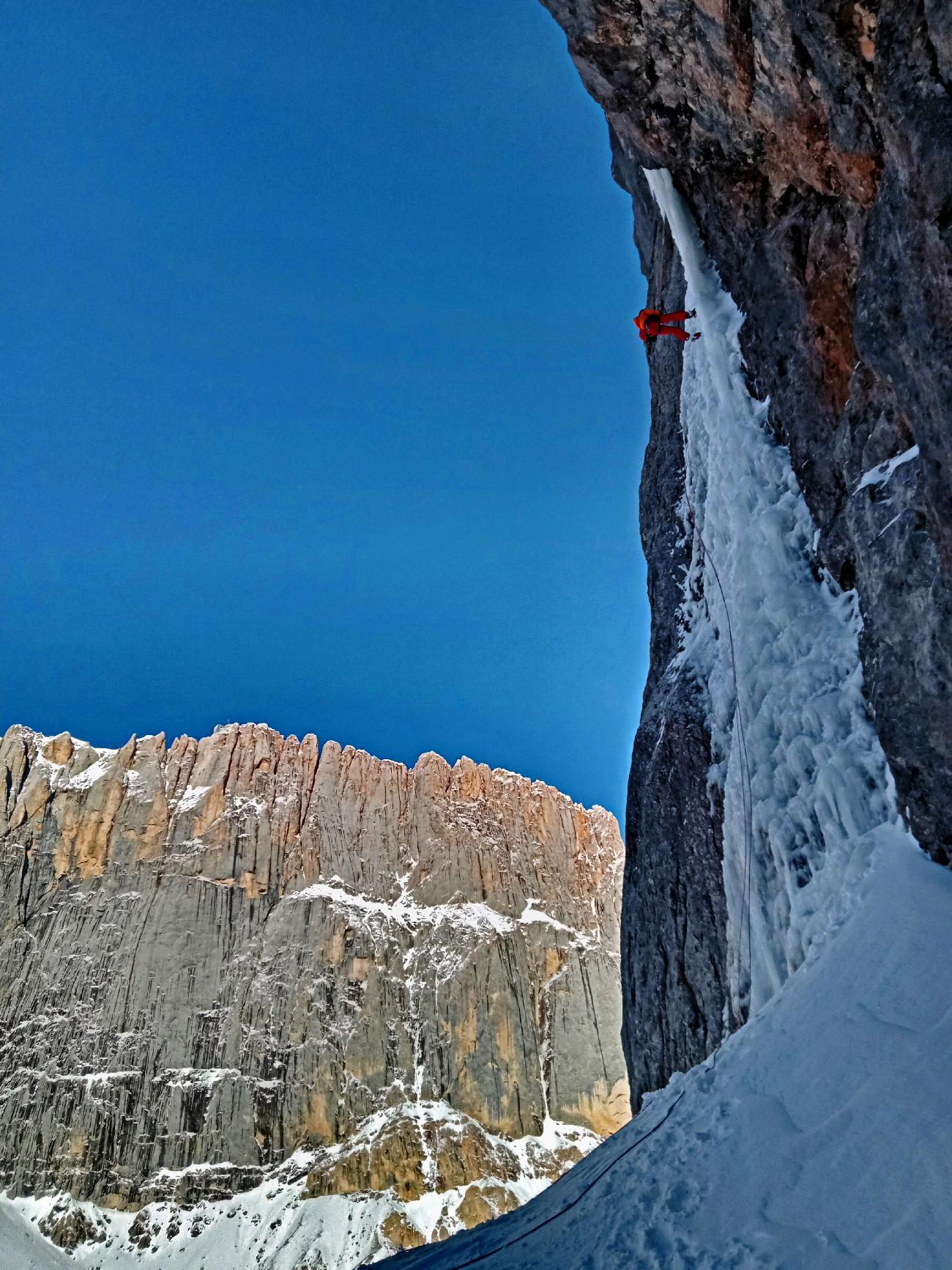 Val Ombretta, Marmolada, Dolomites, Emanuele Andreozzi, Vaida Vaivadaite - Emanuele Andreozzi et Vaida Vaivadaite réalisent la première ascension du 'First Time' à Val Ombretta, Marmolada, Dolomites (17/12/2023)