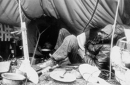 Joe Tasker, Changabang - Joe Tasker au camp de base de Changabang en 1976