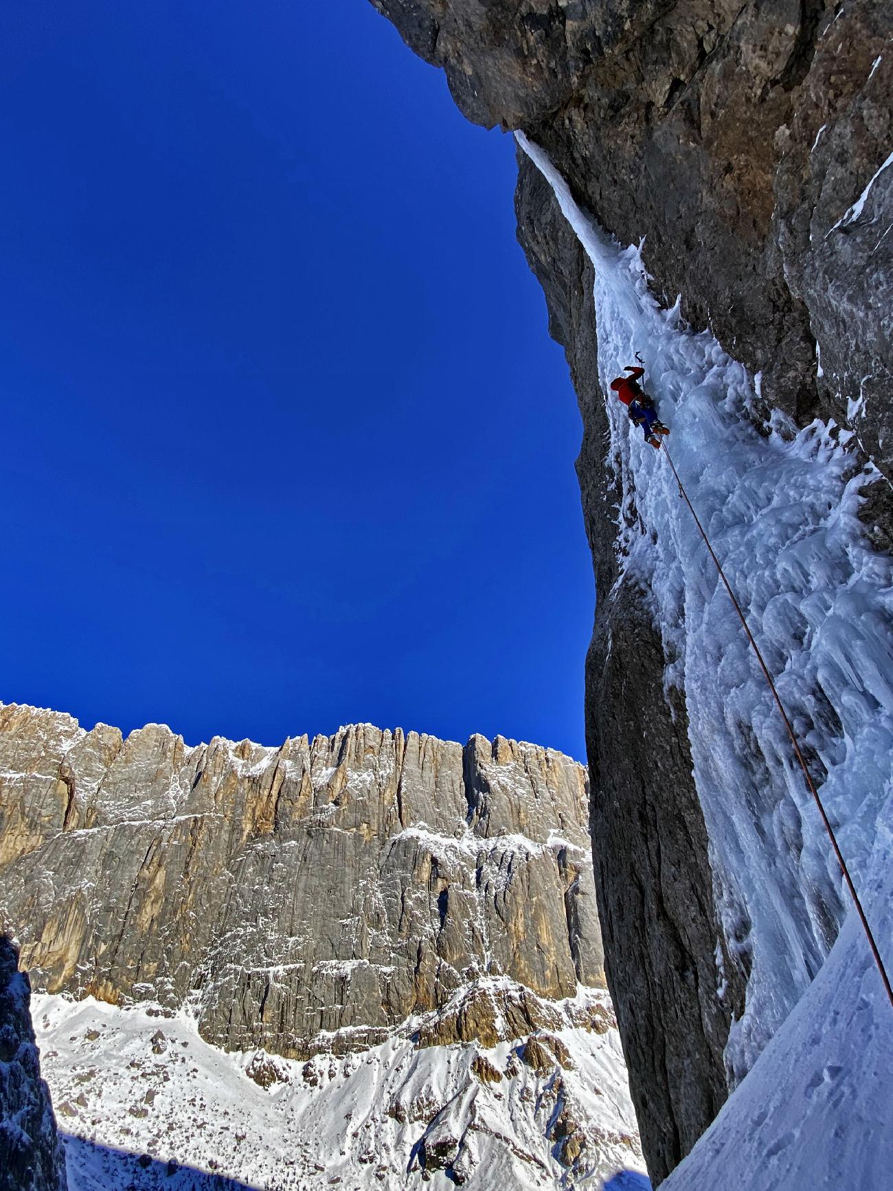 Nouvelle ascension de glace spectaculaire dans le Val Ombretta face à la Marmolada (Dolomites)