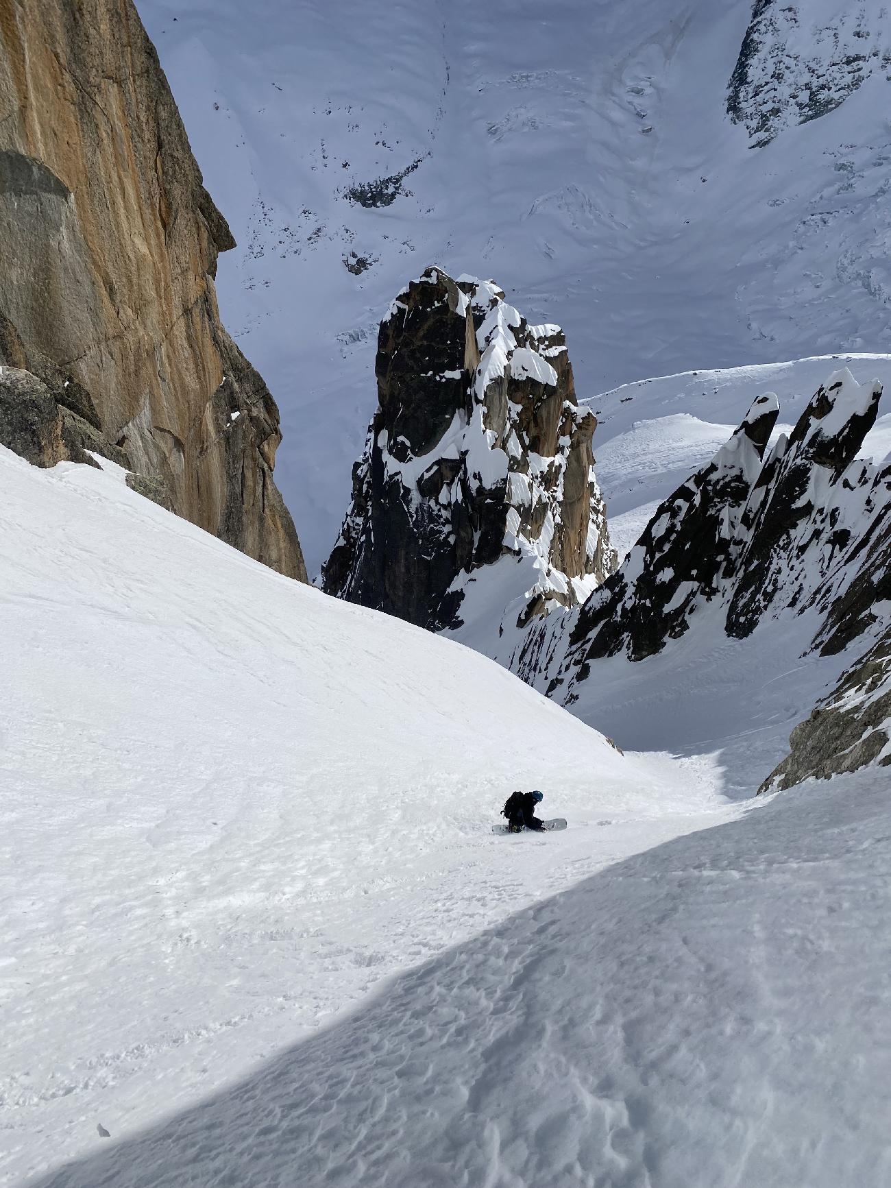 Capucin du Requin, Mont Blanc, Laurent Bibollet, Sam Favret, Julien Herry - The first ski descent of 'Un couloir sans fin' on Capucin du Requin in the Mont Blanc massif (Laurent Bibollet, Sam Favret, Julien Herry 14/01/2024)