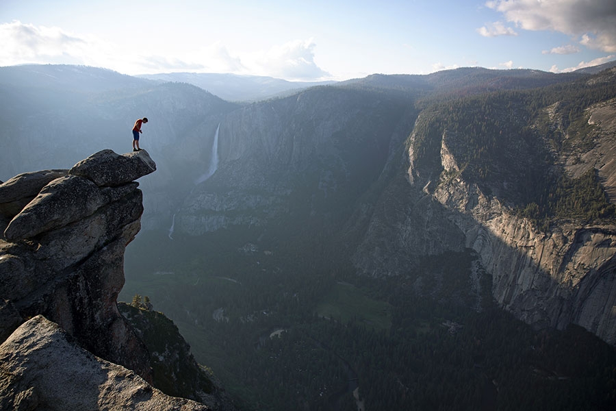Alex Honnold El Capitan, Freerider - Alex Honnold se tient au-dessus de la vallée de Yosemite, aux États-Unis, où le 3 juin 2017, il a réalisé le solo libre monumental de Freerider jusqu'à El Capitan