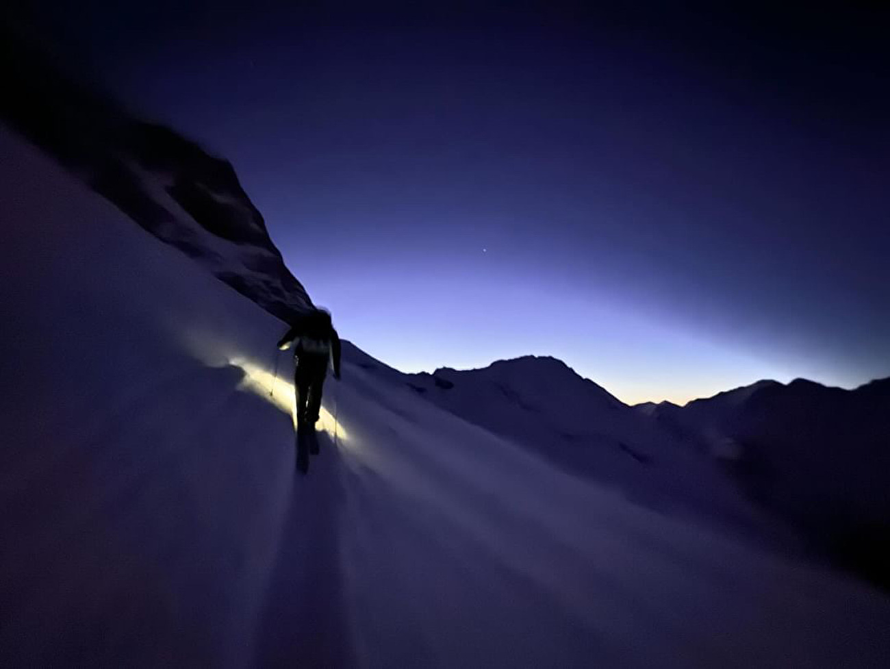 Sir Sandford, Canada, Mark Herbison, Josh Lavigne, Christina Lustenberger - La première descente à ski du Couloir Sud du Mont Sir Sandford (3519m) au Canada (Mark Herbison, Josh Lavigne, Christina Lustenberger 14/02/2024)