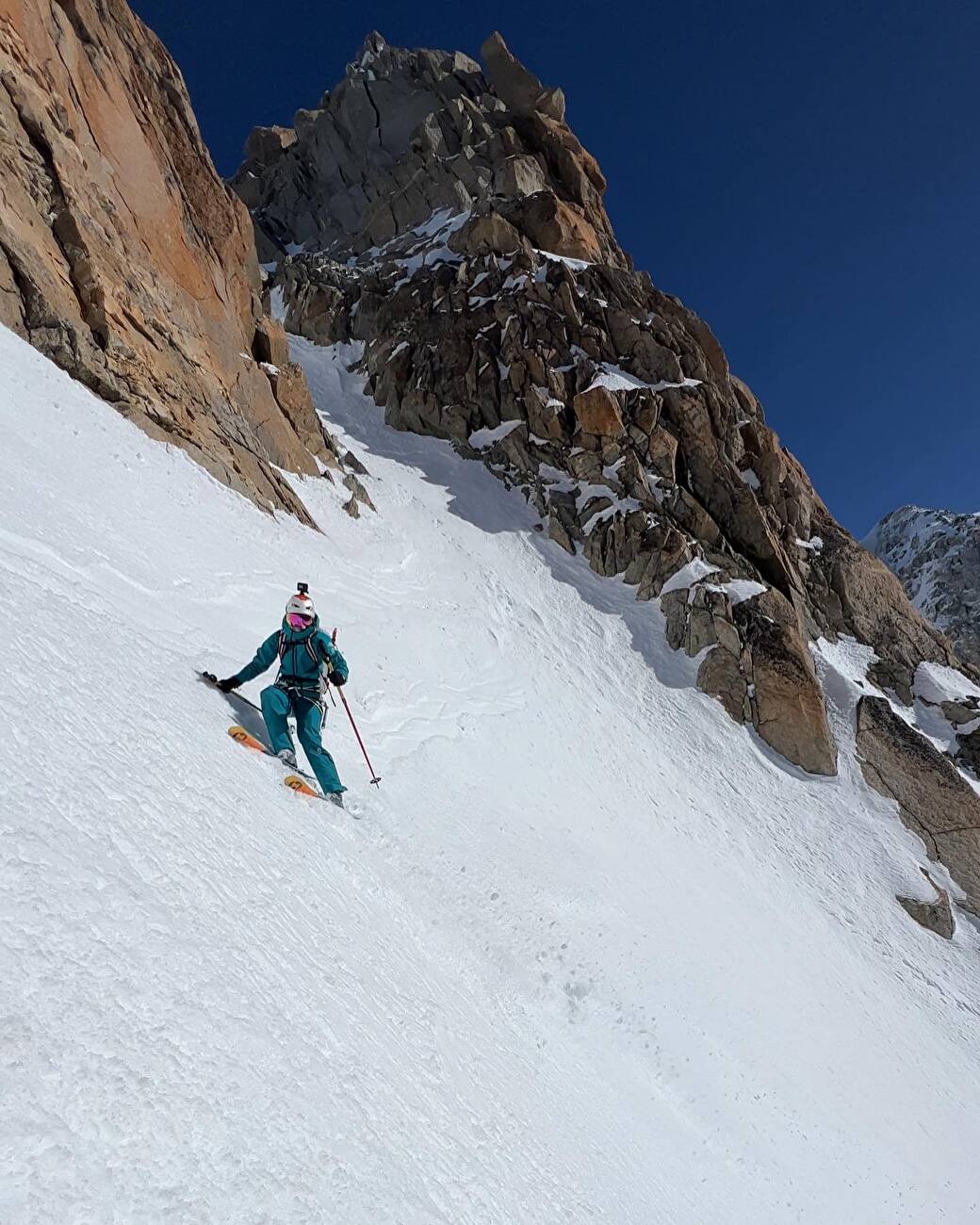 Fay Manners et Tom Lafaille skient une grande nouvelle ligne sur l'Aiguille d'Argentière