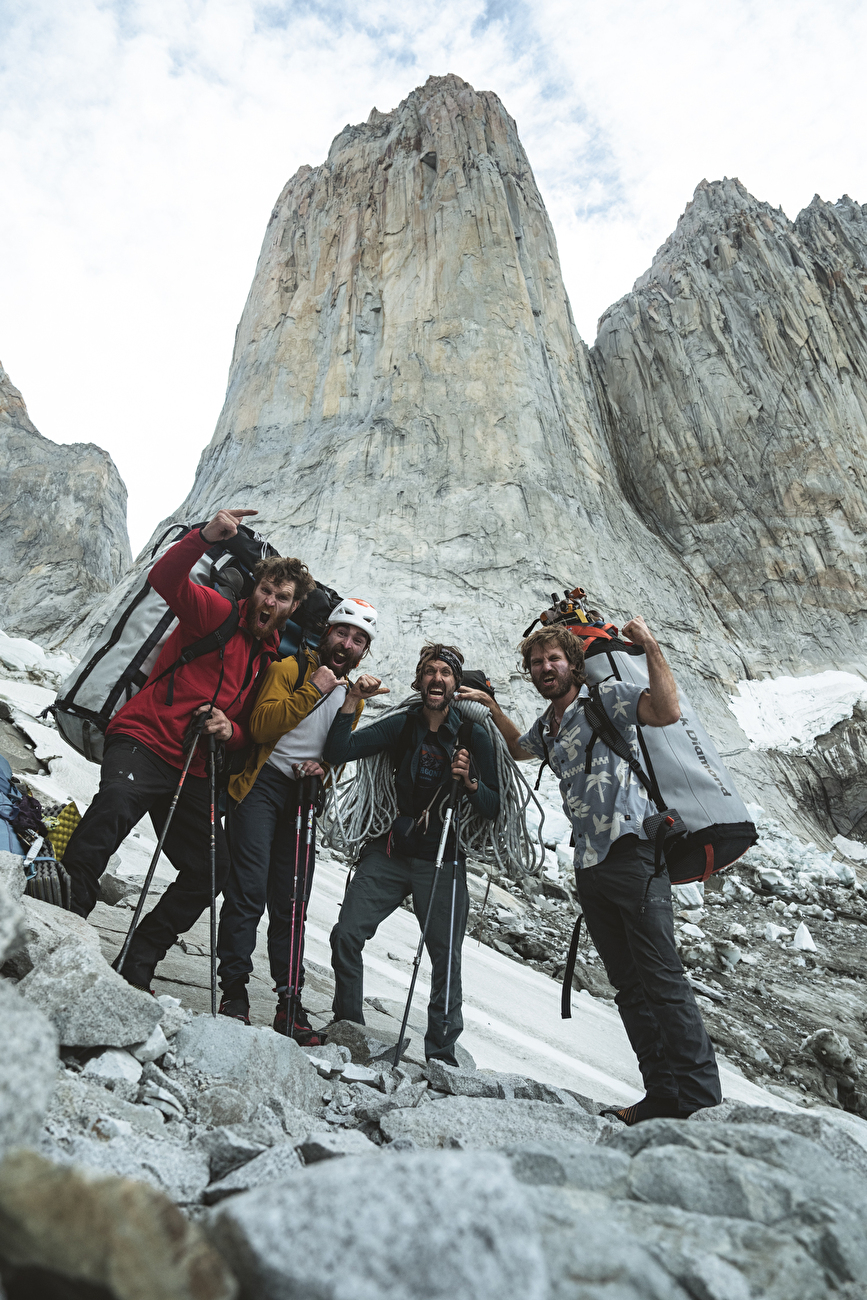 Riders on the Storm, Torres del Paine, Patagonia, Nico Favresse, Siebe Vanhee, Sean Villanueva O'Driscoll, Drew Smith - Riders on the Storm, Torres del Paine, Patagonia: Siebe Vanhee, Sean Villanueva O'Driscoll, Nico Favresse & Drew Smith célébrant après le premier Ascent libre, février 2024.