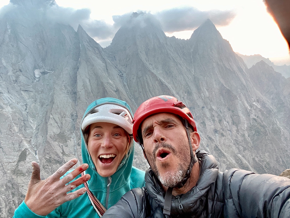 Federica Mingolla et Jon Segurola réalisent la première ascension de Vivere la Vita (800 m, 7b), Slesova Peak South Buttress, Ak-Su Valley, Kirghizistan (Niccolò Bartoli, Federica Mingolla été 2022)