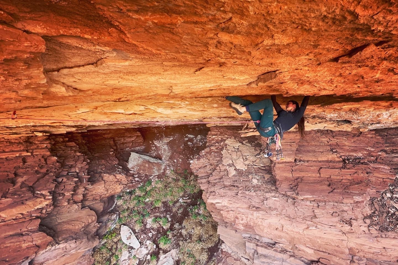 Bronwyn Hodgins, Necronomicon, Canyonlands, Utah, États-Unis - Bronwyn Hodgins répétant Necronomicon, Canyonlands, Utah, États-Unis.  Notez le runout pendant le moment crucial.
