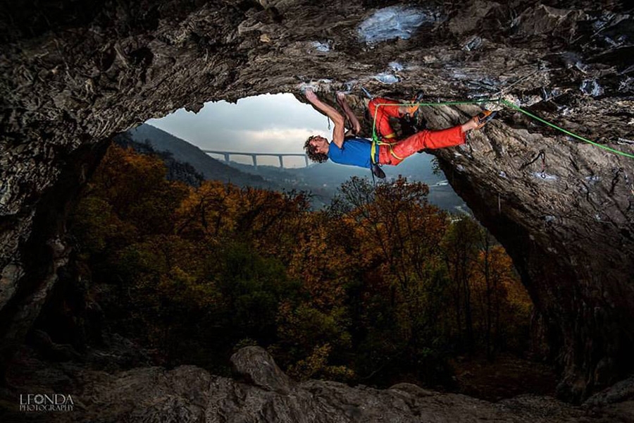 Escalade sportive, Adam Ondra, Misja Pec - Le grimpeur tchèque Adam Ondra réalise la première ascension du Vicious Circle 9a+/b à Mišja peč en Slovénie