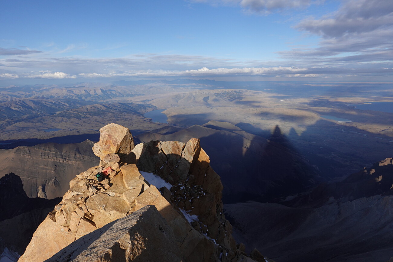 Sean Villanueva O'Driscoll - Sean Villanueva O'Driscoll effectuant la première traversée des quatre principaux sommets du massif de Torres del Paine en Patagonie, du 23 au 26 février 2024