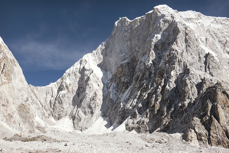 David Lama, Conrad Anker, Lunag Ri - Lunag Ri à la frontière entre le Népal et le Tibet.  Tentative en 2015 et 2016 par David Lama et Conrad Anker, elle a été escaladée en solo par Lama en 2018