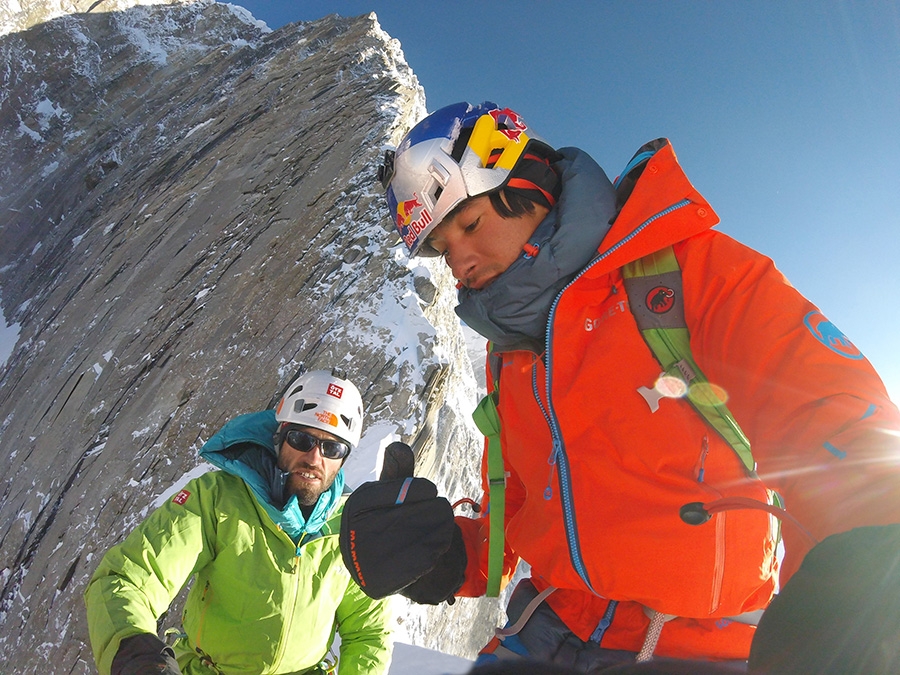 David Lama, Hansjörg Auer - David Lama et Hansjörg Auer.  Les deux alpinistes autrichiens sont portés disparus après une avalanche dans les montagnes Rocheuses au Canada, aux côtés de l'alpiniste américaine Jess Roskelley.  Sur cette photo, Lama et Auer gravissent la crête sud-est de l'Annapurna III au Népal le 29 avril 2016.