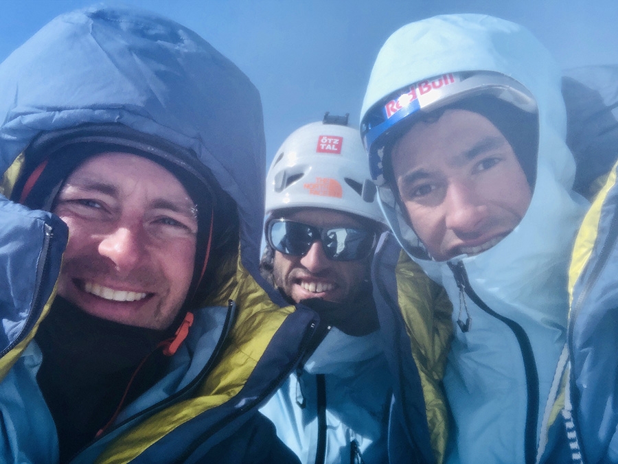 Hansjörg Auer, David Lama, Jess Roskelley - Jess Roskelley, Hansjörg Auer et David Lama au sommet du pic Howse, Canada