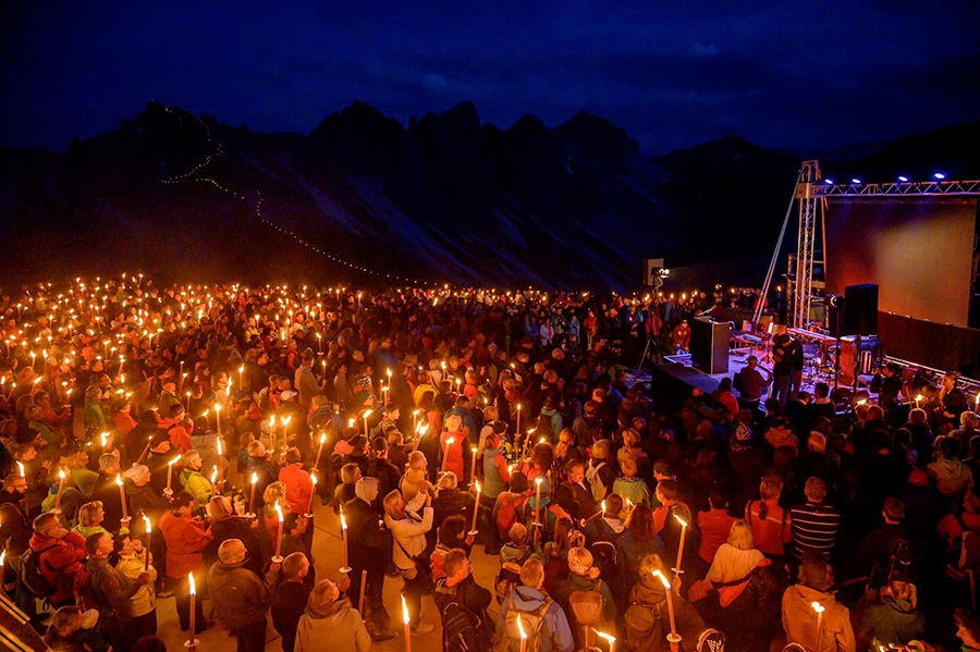 David Lama - Le 19 juillet 2019, plus de 1 600 personnes se sont rassemblées à la mémoire de David Lama devant ses montagnes natales bien-aimées, les Kalkkögel au Tyrol/Autriche.
