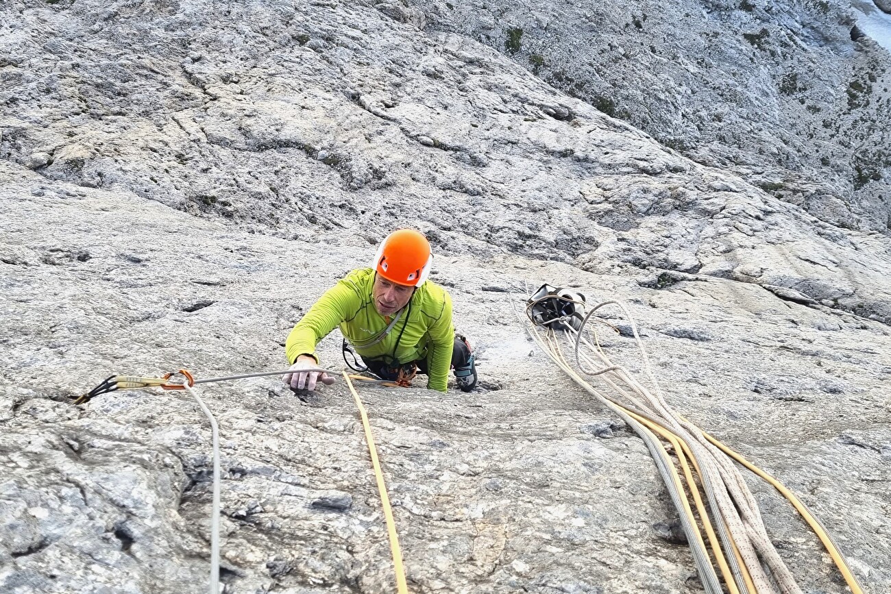 Rolando Larcher - Luca Giupponi établissant le terrain 3 du 'Giupponi-Larcher' à Punta Emma, ​​​​​​Rosengarten, Dolomites