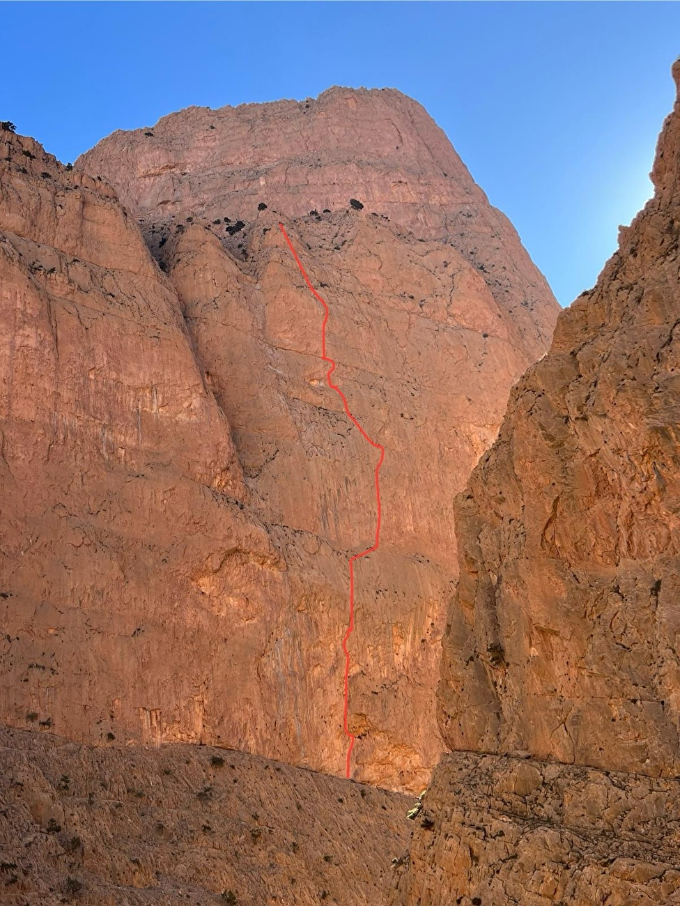 Gorges de Taghia Maroc, Iñaki Marco, Iker Pou - La ligne de route du 'Bihotz Handi' (7c/320m) sur la face SW du Jebel Oujdad dans les gorges de Taghia, Maroc (Iñaki Marco, Iker Pou 04/2024)