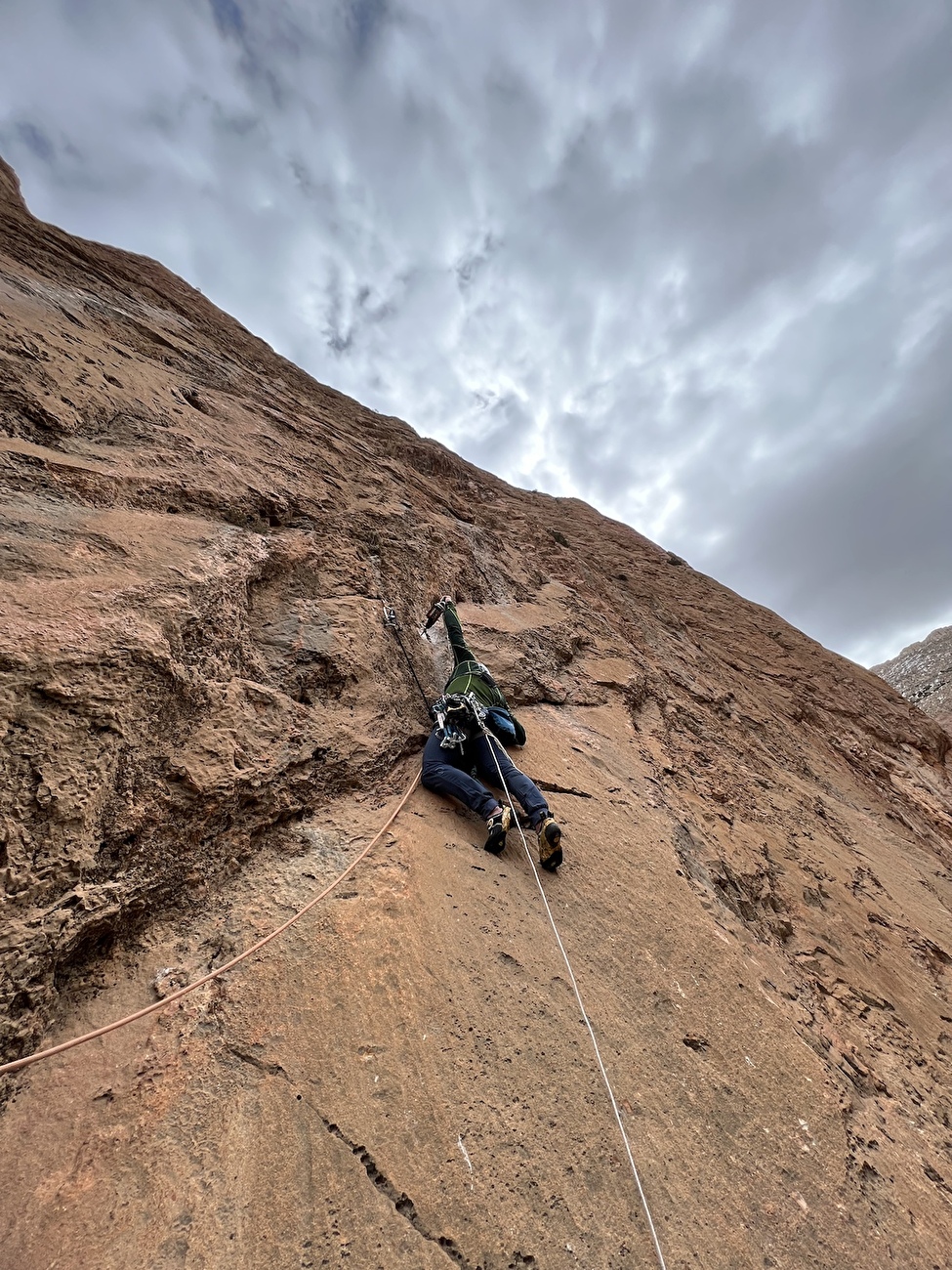 Gorges de Taghia Maroc, Iñaki Marco, Iker Pou - La première ascension du 'Bihotz Handi' (7c/320m) sur la face sud-ouest du Jebel Oujdad dans les gorges de Taghia, Maroc (Iñaki Marco, Iker Pou 04/2024)