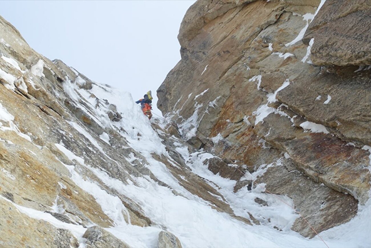 Mt. Dickey Alaska, Tom Livingstone, Gašper Pintar - La première ascension de « La Grande Muraille » sur la face sud du mont. Dickey (2909 m) dans les gorges de Ruth, Alaska (Tom Livingstone, Gašper Pintar 14-17/04/2024 )