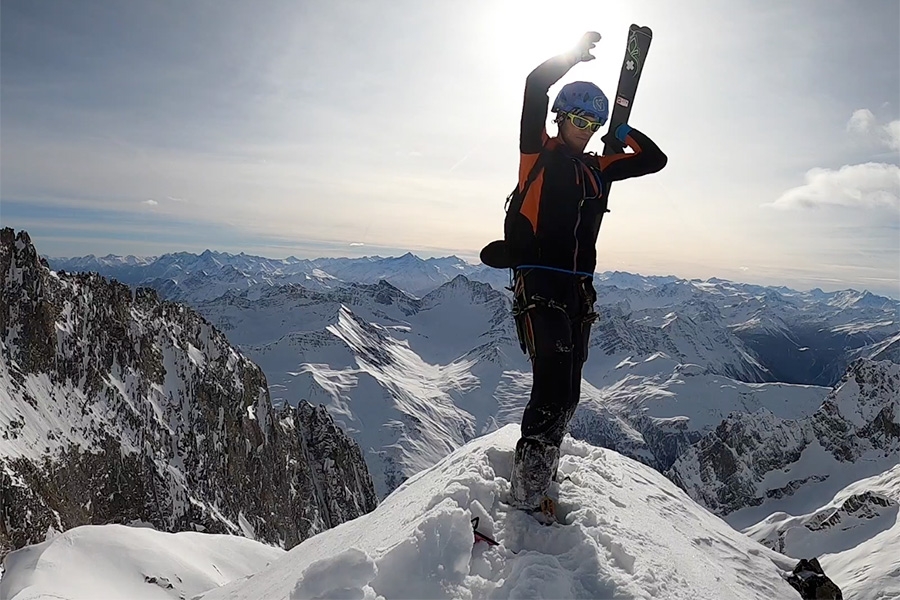 Aiguille de Leschaux, Mont Blanc - Aiguille de Leschaux (Mont Blanc) : la descente à ski en ravine ouest depuis l'épaule, réalisée par Denis Trento en janvier 2020