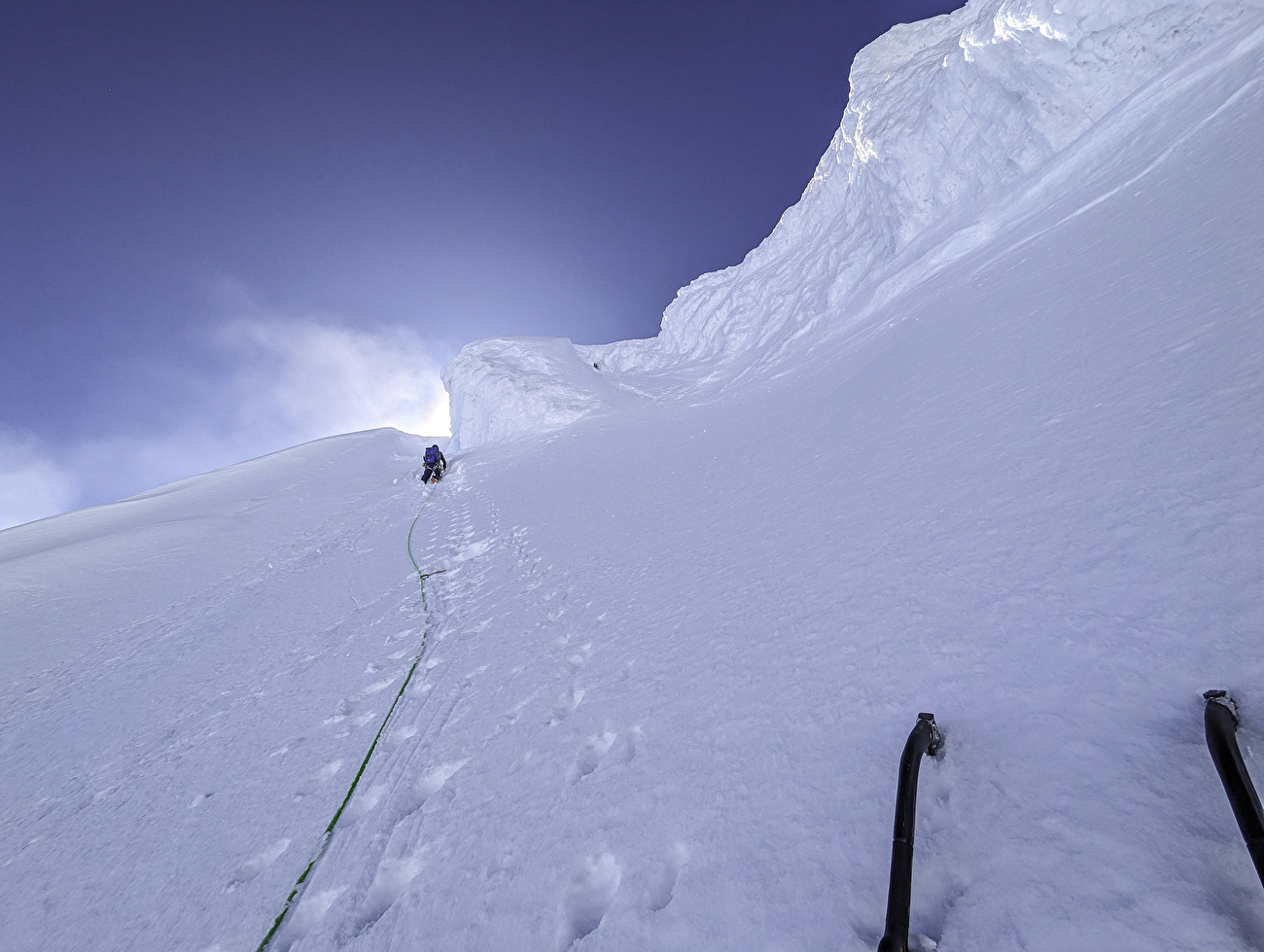 Mt. Charles Alaska, Fred Caloggero, Joseph Hobby - Joseph Hobby escalade un terrain bordé jusqu'à la crête sommitale du « Spectre » sur le mont Charles, Alaska
