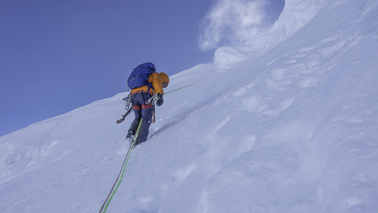 Mt. Charles Alaska, Fred Caloggero, Joseph Hobby - Fred Caloggero descend en rappel depuis la crête bordée
