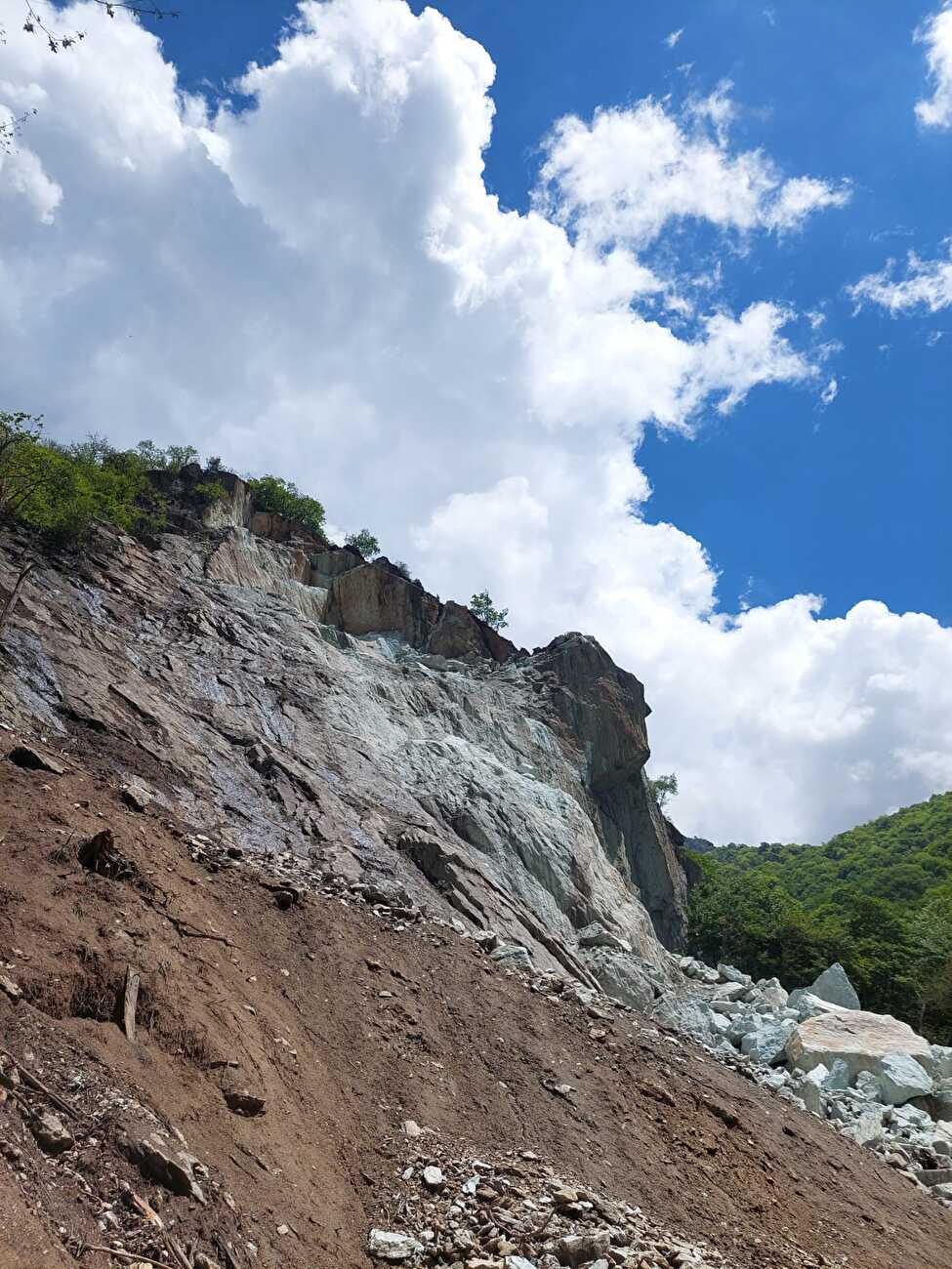 Un énorme éboulement à Sessi détruit un rocher dans la vallée de Suse, en Italie
