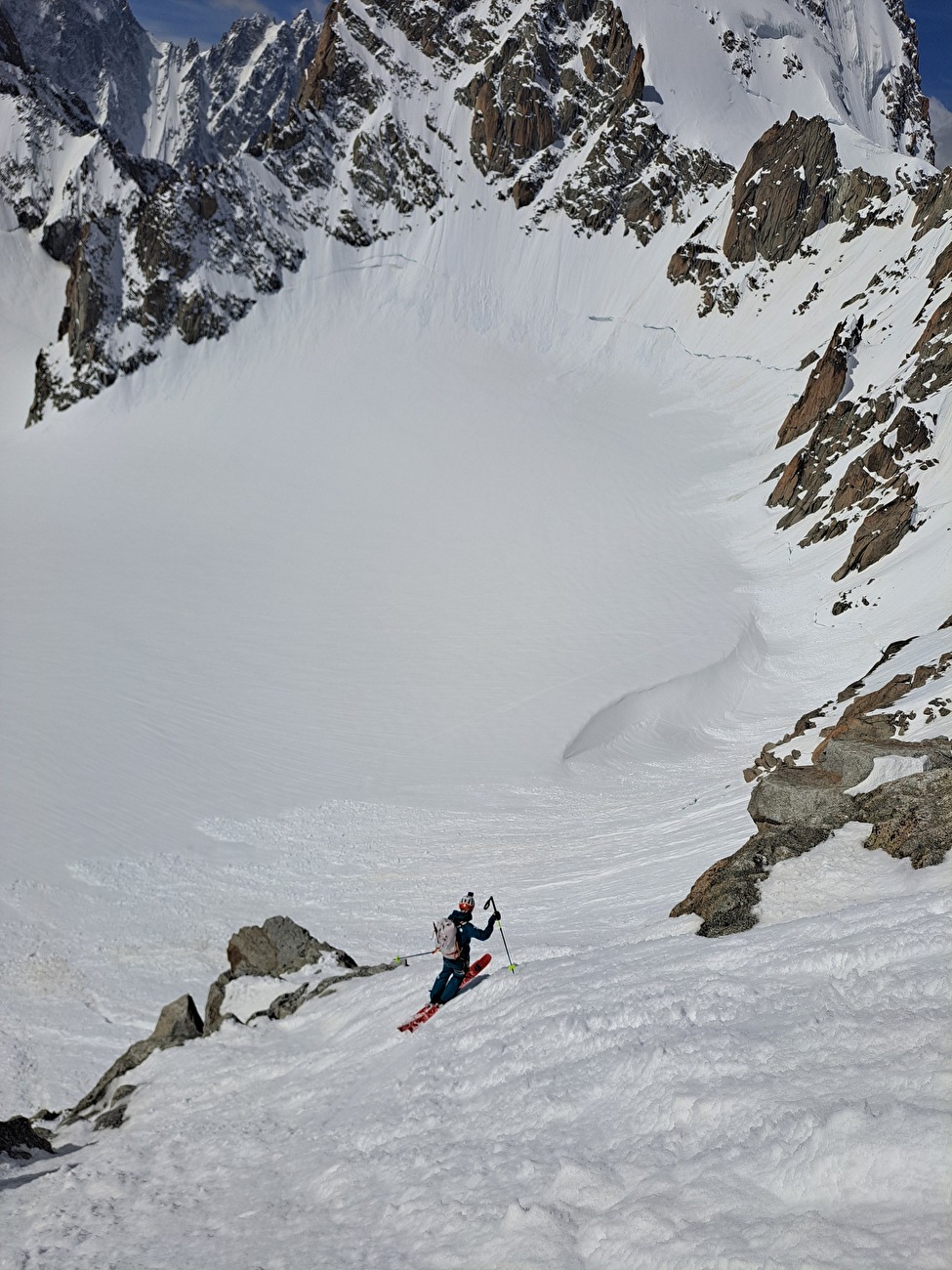 Grande Fourche, Fay Manners, Benjamin Ramos - Fay Manners et Benjamin Ramos réalisent la première descente à ski du 'Le Z' sur la face sud de la Grande Fourche le 12/05/2024