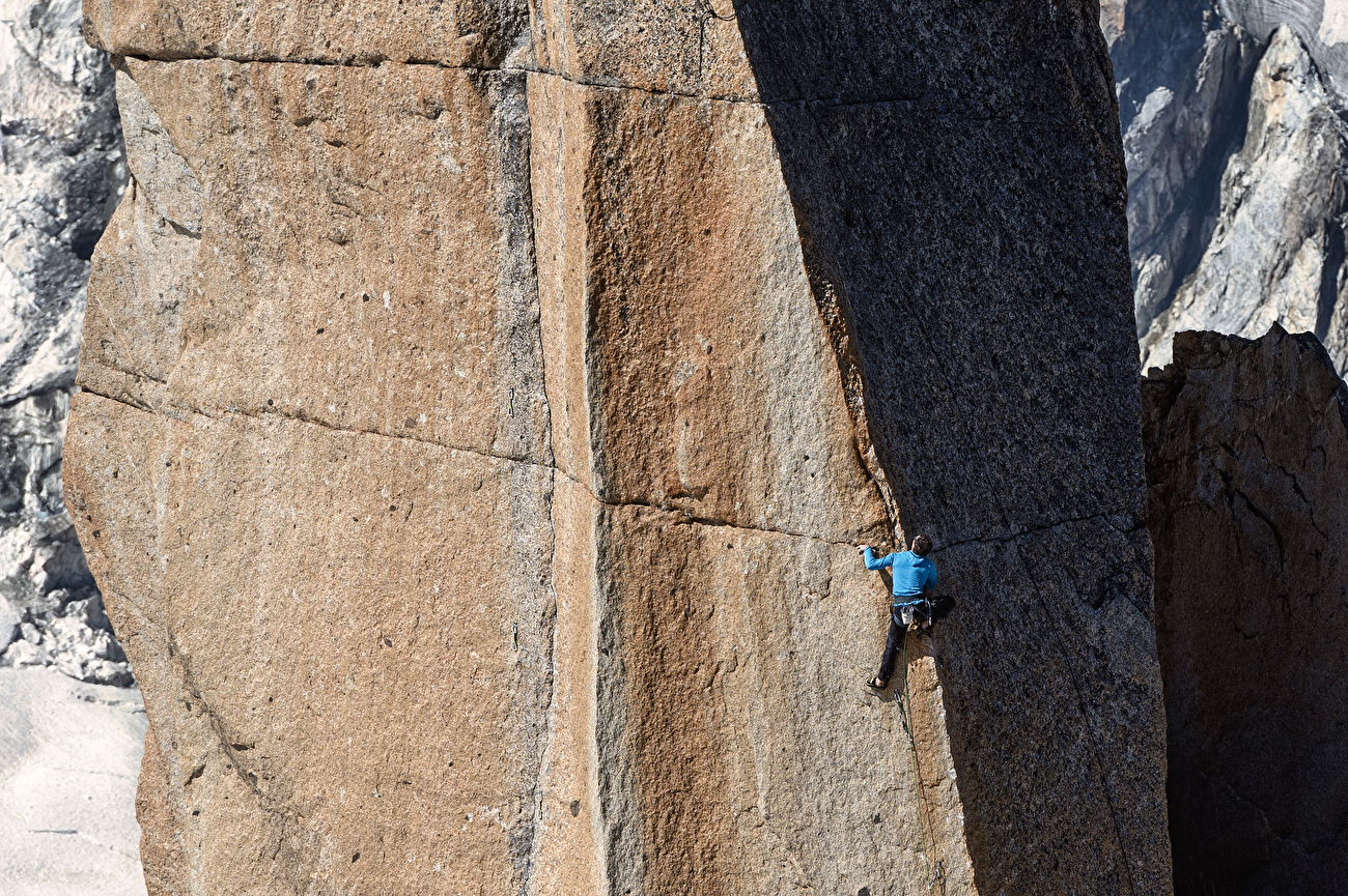 Arête des Cosmiques, Aiguille du Midi, Mont Blanc, Emiliyan Kolevski, Victor Varoshkin - The first ascent of 'Electric Avenue' on the Grand Gendarme des Cosmiques, Aiguille du Midi, Mont Blanc (Emiliyan Kolevski, Victor Varoshkin)