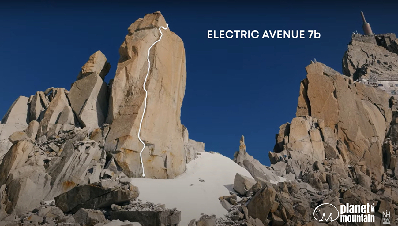 Arête des Cosmiques, Aiguille du Midi, Mont Blanc, Emiliyan Kolevski, Victor Varoshkin - The line of 'Electric Avenue' on the Grand Gendarme des Cosmiques, Aiguille du Midi, Mont Blanc (Emiliyan Kolevski, Victor Varoshkin)