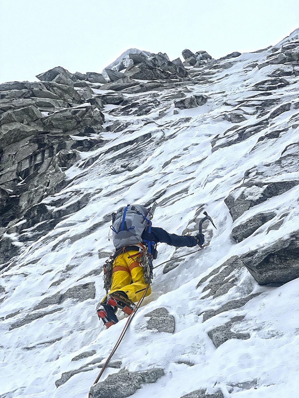 Nevado Pisco Pérou, Iker Pou, Eneko Pou, Micher Quito - La première ascension du 'Pisco Sour' (85°/M6/640m) sur le Nevado Pisco (5780m) au Pérou (Iker Pou, Eneko Pou, Micher Quito)