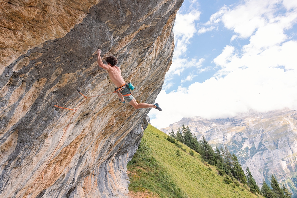 Alexander Rohr, Oblivion, Gimmelwald, Suisse - Alex Rohr réalise la première ascension d'Oblivion 9a à Gimmelwald en Suisse