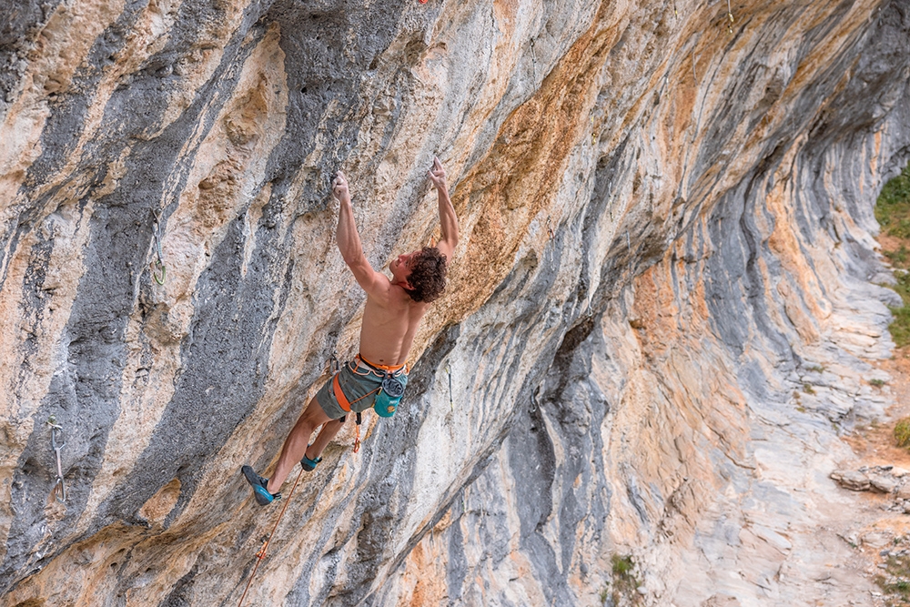 Alexander Rohr, Oblivion, Gimmelwald, Suisse - Alex Rohr réalise la première ascension d'Oblivion 9a à Gimmelwald en Suisse