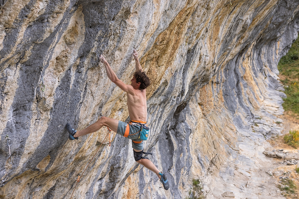 Alexander Rohr, Oblivion, Gimmelwald, Suisse - Alex Rohr réalise la première ascension d'Oblivion 9a à Gimmelwald en Suisse