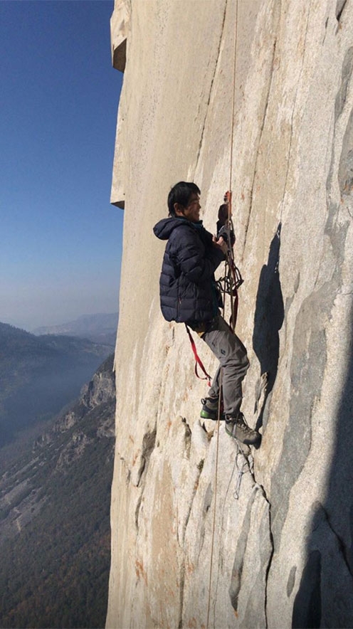 Keita Kurakami The Nose El Capitan - Keita Kurakami remontant ses cordes tout en effectuant son ascension libre en solo sur corde de The Nose sur El Capitan à Yosemite, novembre 2018