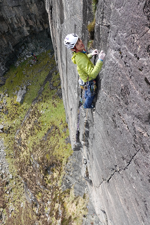 Dave MacLeod - L'alpiniste japonais Keita Kurakami grimpe à Creag Mo, île de Harris, Écosse