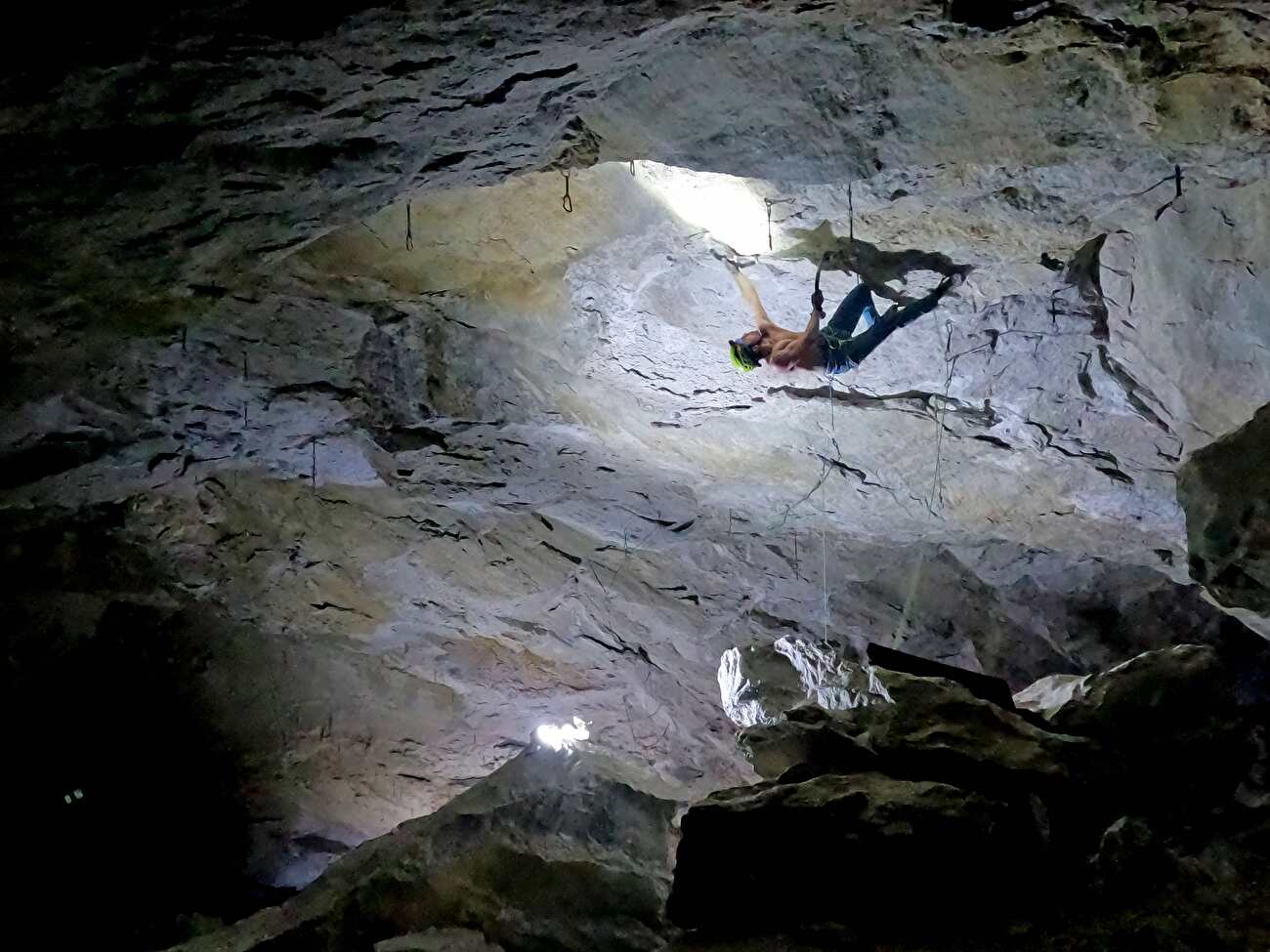 Filip Babicz libère Persefone Ext (D15) dans la grotte du Gran Borna en Italie