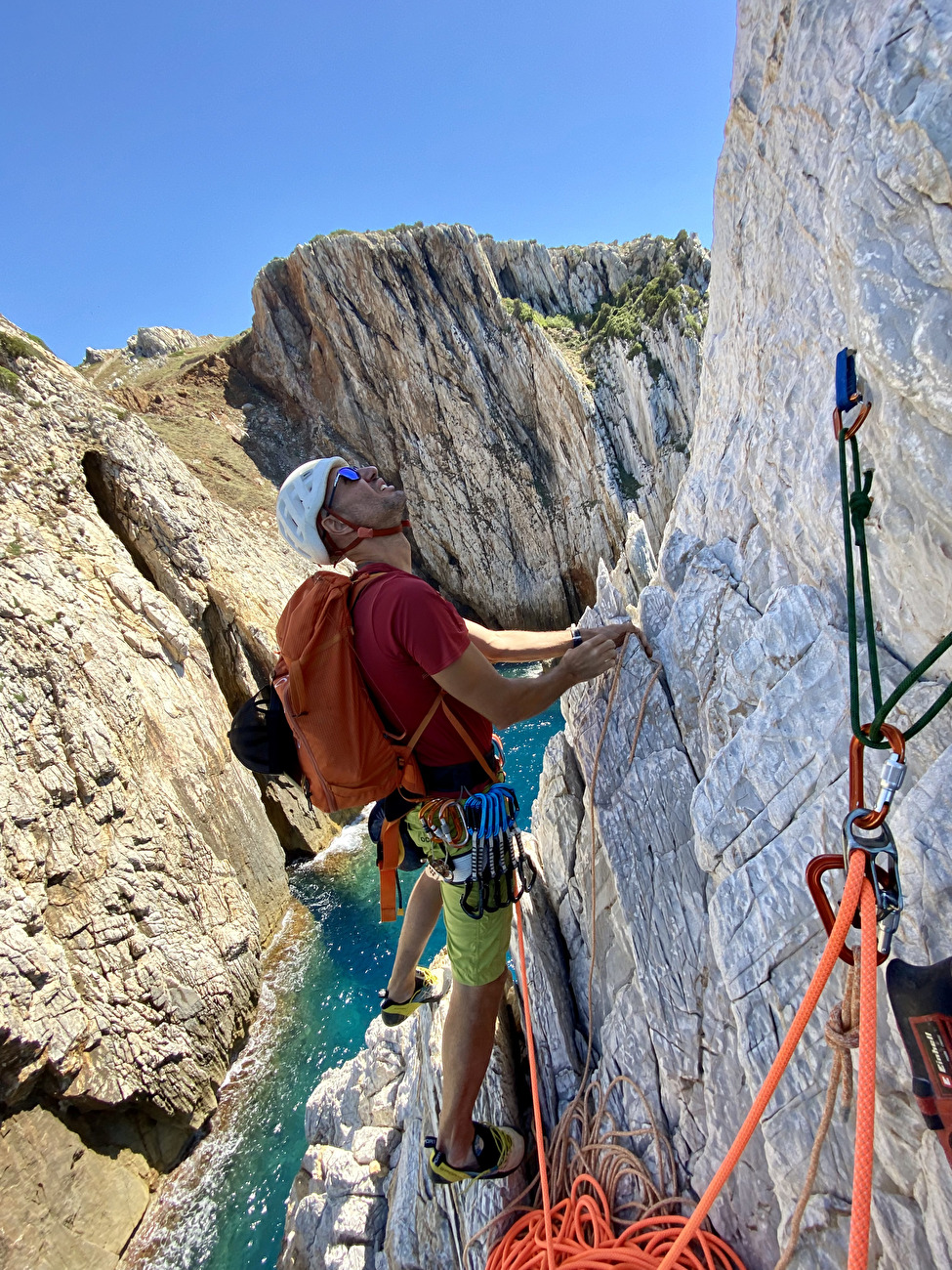 Faraglione di Buggerru, Sardaigne, Maurizio Oviglia, Marco Bigatti - Marco Bigatti escalade 'Kind of Blue' sur le Faraglione di Buggerru en Sardaigne