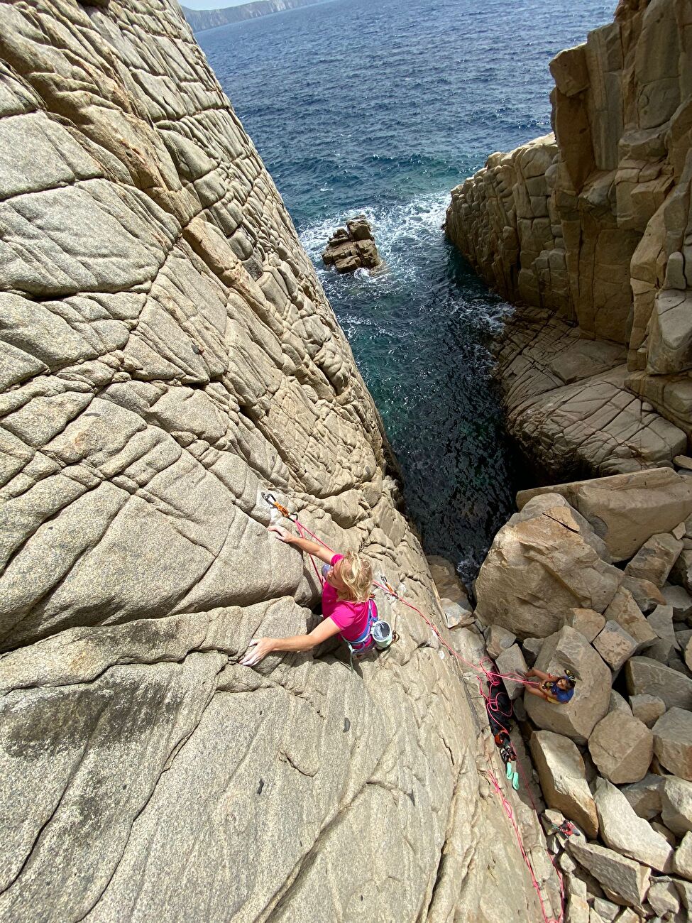 Andromeda Sardaigne - Tatjana Göx escalade au secteur Mikado à la falaise Andromeda en Sardaigne