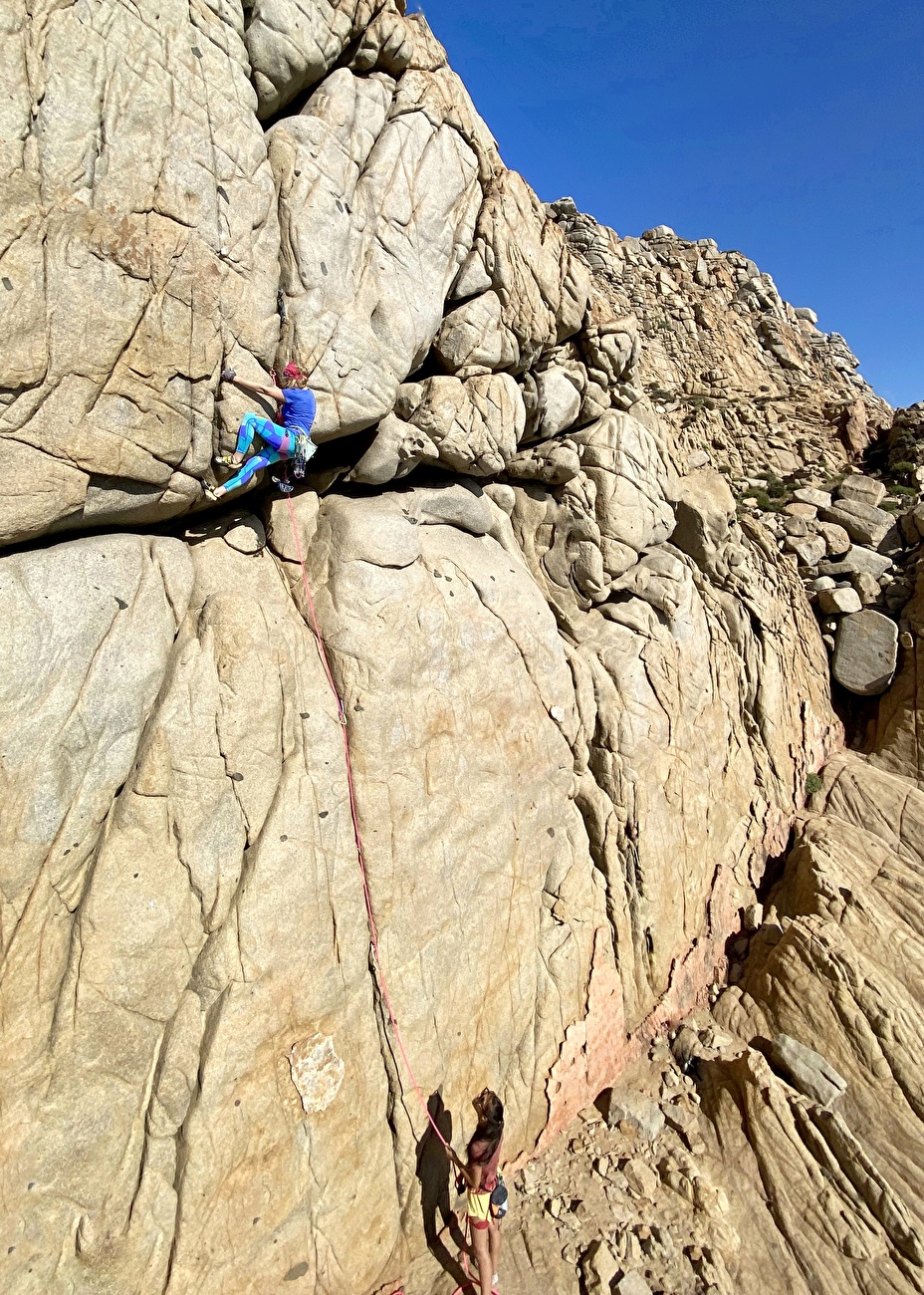 Andromeda Sardaigne - Tatjana Göx escalade son 'Spaziotempo' (6a+ trad) sur la falaise Andromeda en Sardaigne