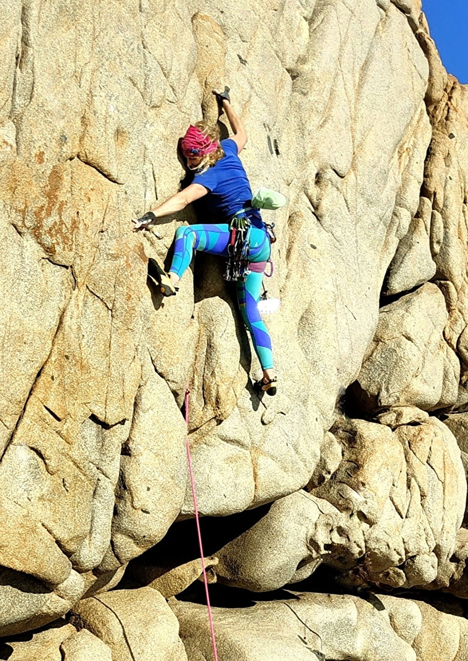 Andromeda Sardaigne - Tatjana Göx escalade son 'Spaziotempo' (6a+ trad) sur la falaise Andromeda en Sardaigne