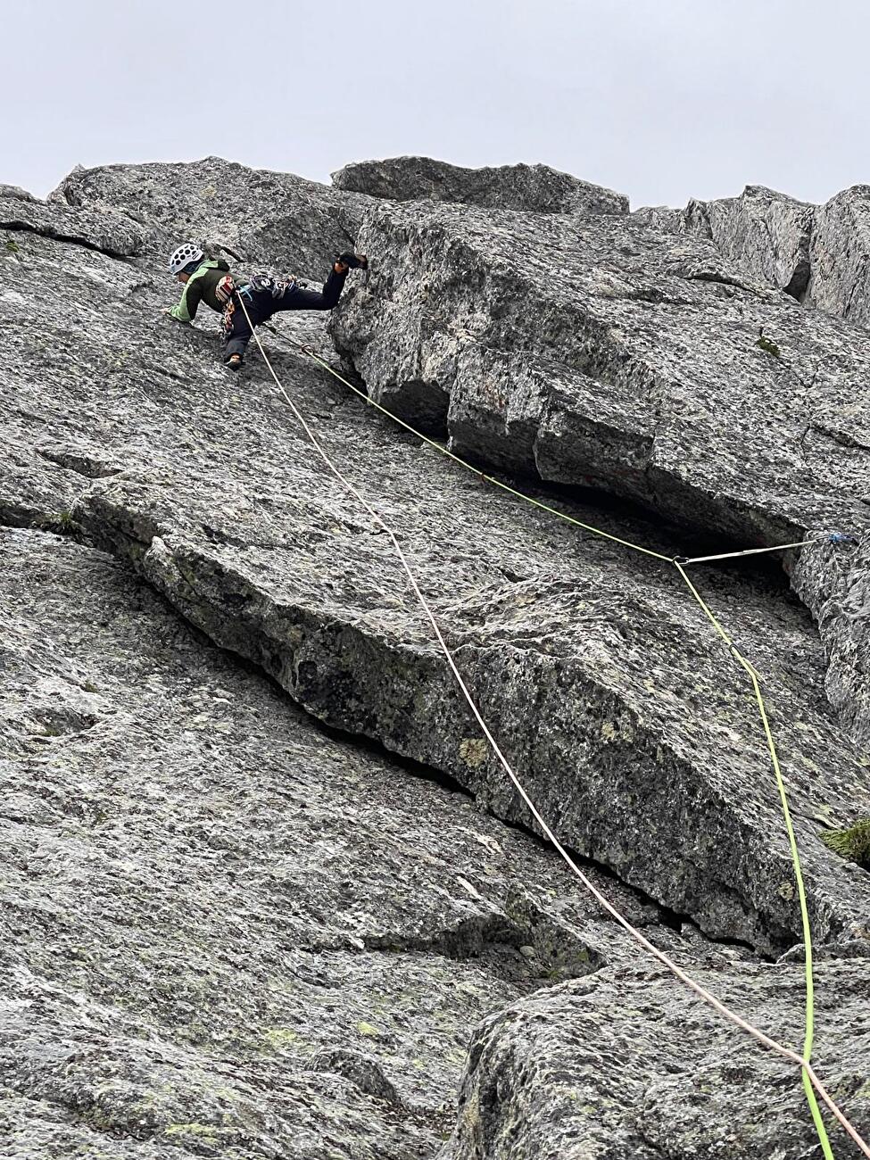 Pizzo Badile - La première ascension de 'Æterna nix' sur la face NE du Pizzo Badile (Chiara Gusmeroli, Matteo De Zaiacomo 29/06/2024)