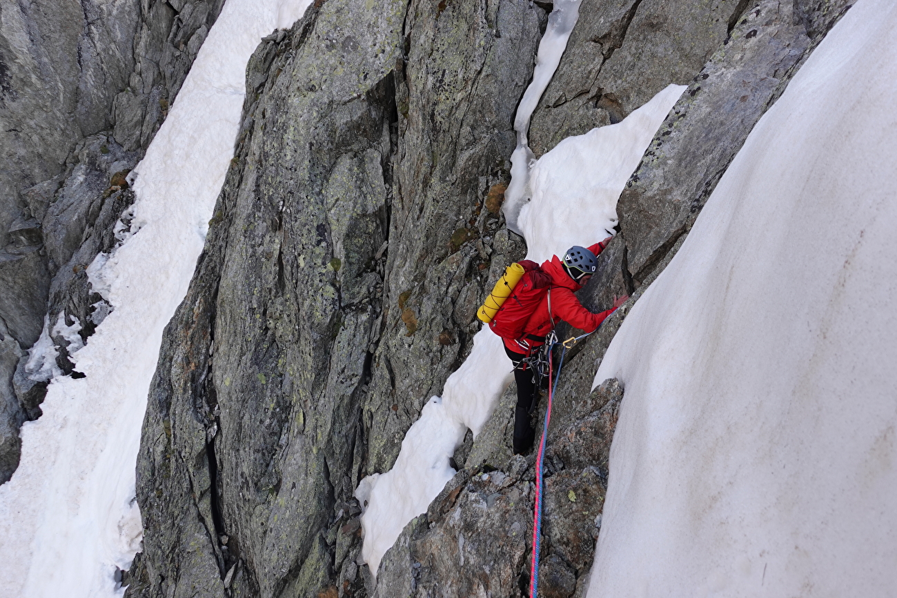 Punta Vardaz, Mont Blanc, Simon Richardson, Michael Rinn - Ascension de l'arête sud de Punta Vardaz dans le massif du Mont Blanc (Simon Richardson, Michael Rinn 18-19/06/2024)