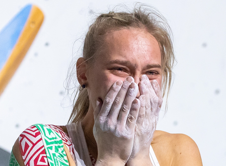 Championnats du monde d'escalade d'Innsbruck 2018 - Janja Garnbret incrédule après être devenue championne du monde d'escalade de bloc aux Championnats du monde IFSC d'Innsbruck 2018