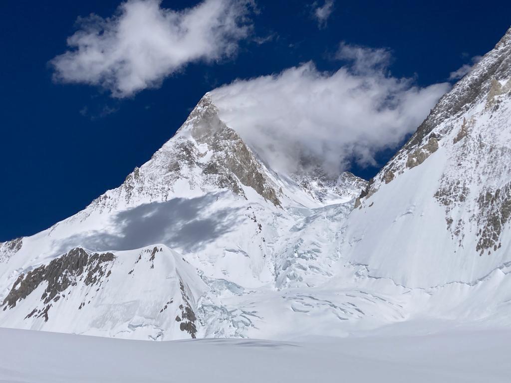 Gasherbrum IV, Dmitry Golovchenko, Sergey Nilov - Gasherbrum IV. La crête rocheuse du sud-est est au centre de la photo