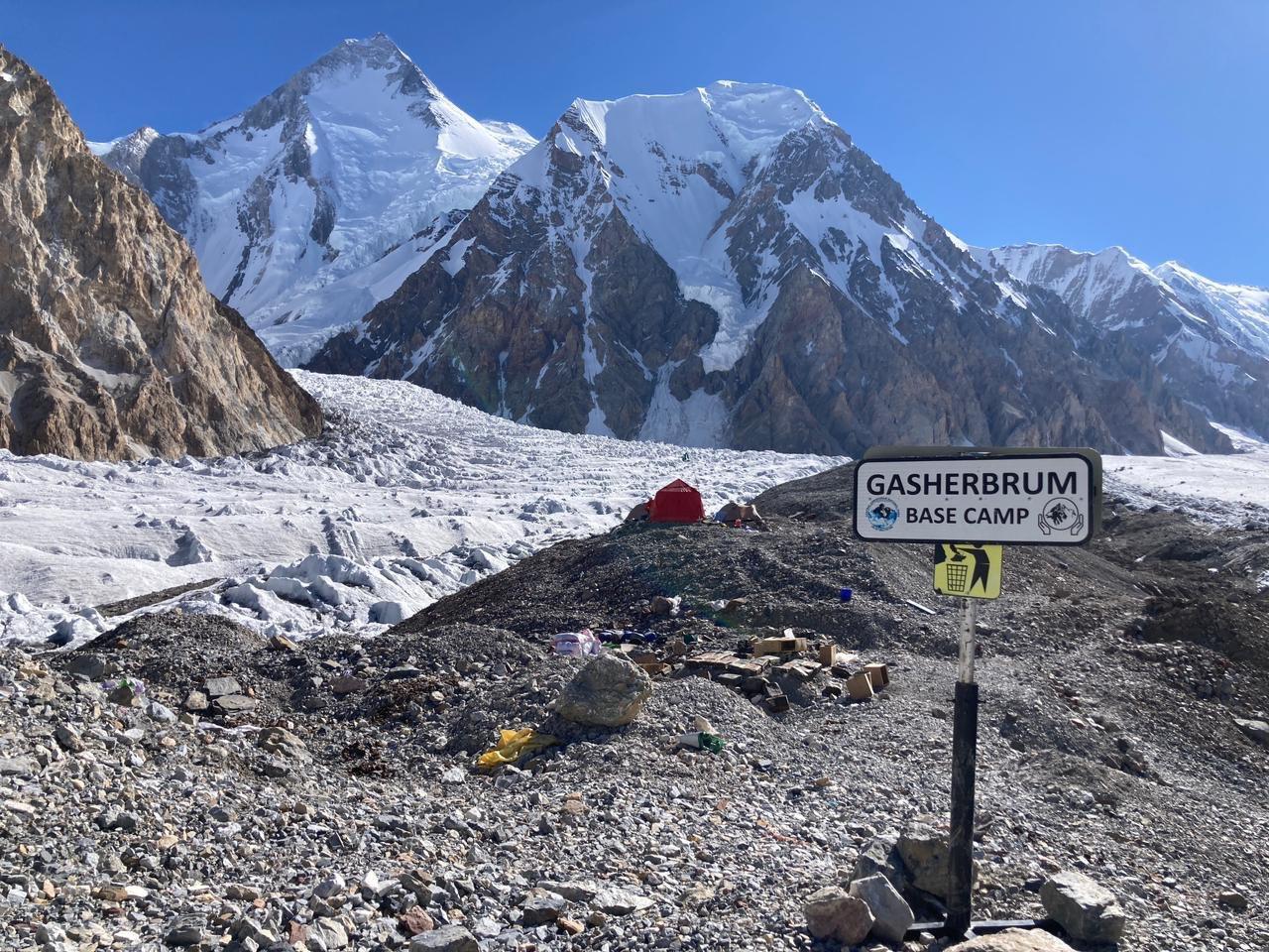 Gasherbrum IV, Dmitry Golovchenko, Sergueï Nilov - Camp de base de Gasherbrum IV