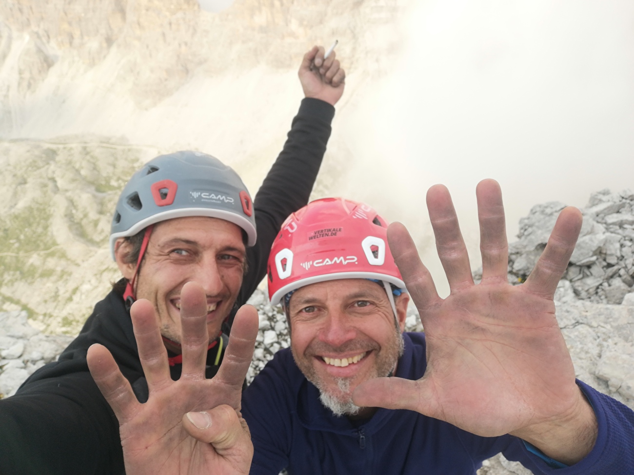 Tre Cime di Lavaredo, Dolomites, Christian Bickel, Micha Rinn - Micha Rinn et Christian Bickel le 24/07/2024 au sommet de Cima Piccolissima après avoir terminé la Skyline Traverse de Tre Cime di Lavaredo dans les Dolomites, Italie