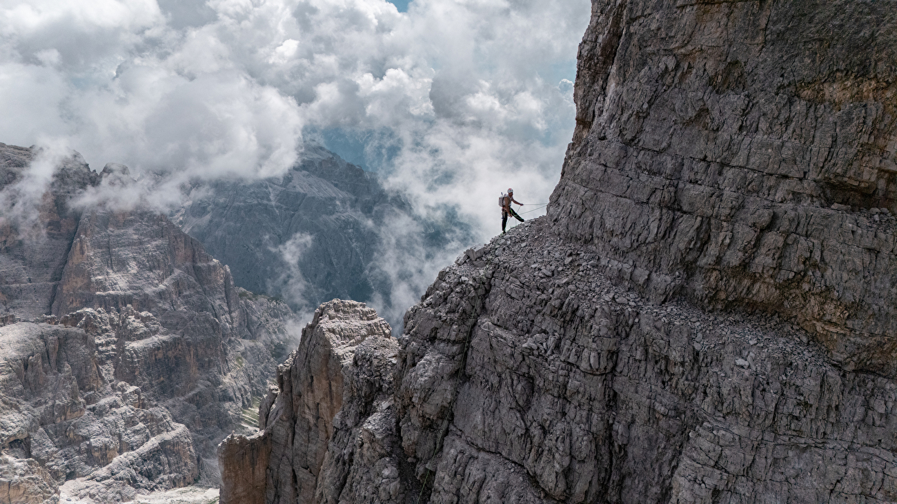 Dani Arnold, Simon Gietl, Sexten Dolomites, SextenDoloExtrem, Einserkofel, Zwölferkofel, Cima Grande di Lavaredo - Zwölferkofel - Croda dei Toni : Dani Arnold et Simon Gietl lors de leur projet 'SextenDoloExtrem' pour gravir l'Einserkofel, le Zwölferkofel et la Cima Grande di Lavaredo en un seul jour le 09/08/2024