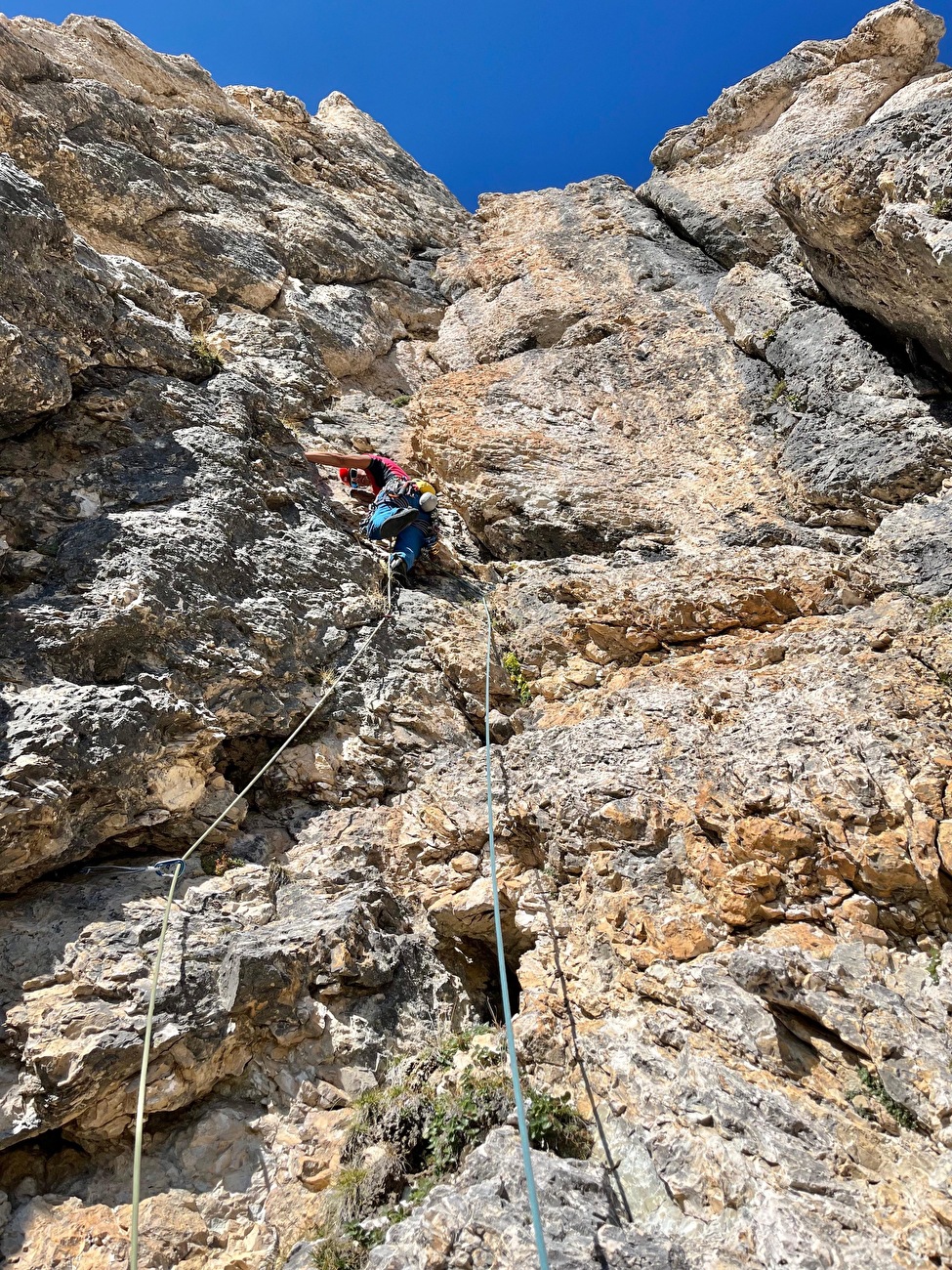 Nasim Eshqi, Sina Heidari - La première ascension de 'Femme, Vie, Liberté' sur Rosengarten / Catinaccio, Dolomites (Arianna Capra, Nasim Eshqi, Sina Heidari, Gianni Trepin 25/09/2023)