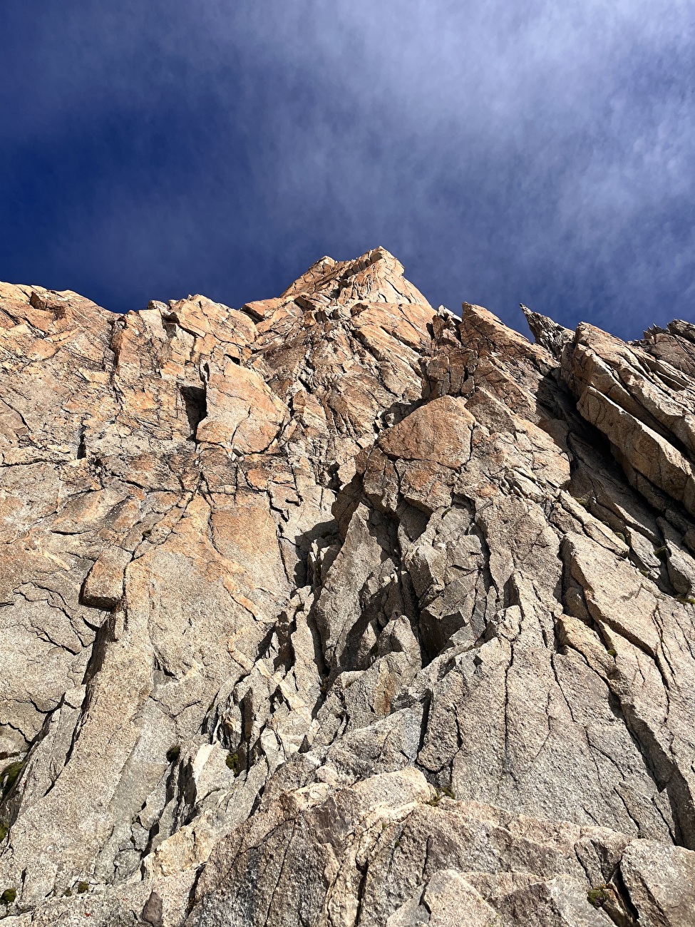 Nasim Eshqi, Sina Heidari - La première ascension de 'Rise up for human rights' sur Le Minaret dans le massif du Mont Blanc (Nasim Eshqi, Sina Heidari, Michel Piola 09/2023)