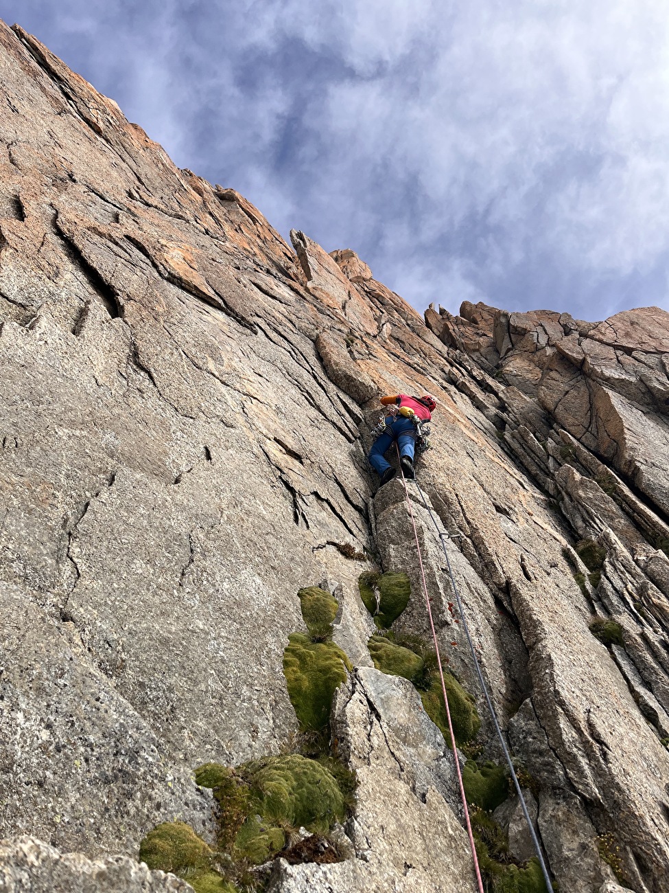 Nasim Eshqi, Sina Heidari - La première ascension de 'Rise up for human rights' sur Le Minaret dans le massif du Mont Blanc (Nasim Eshqi, Sina Heidari, Michel Piola 09/2023)